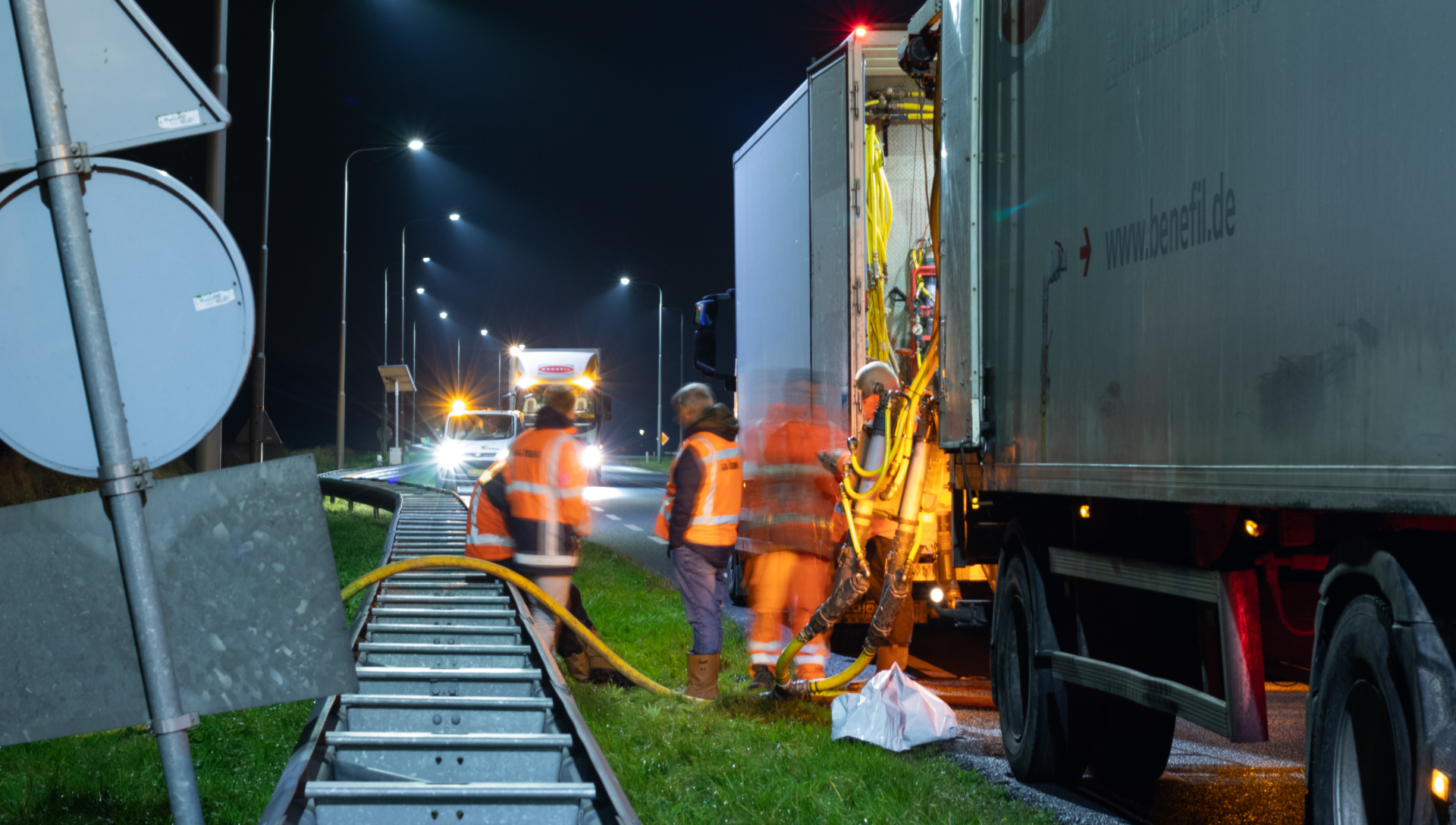 Leidingvullen Benefil Hardschuim Truck on N9 - filling pipelines