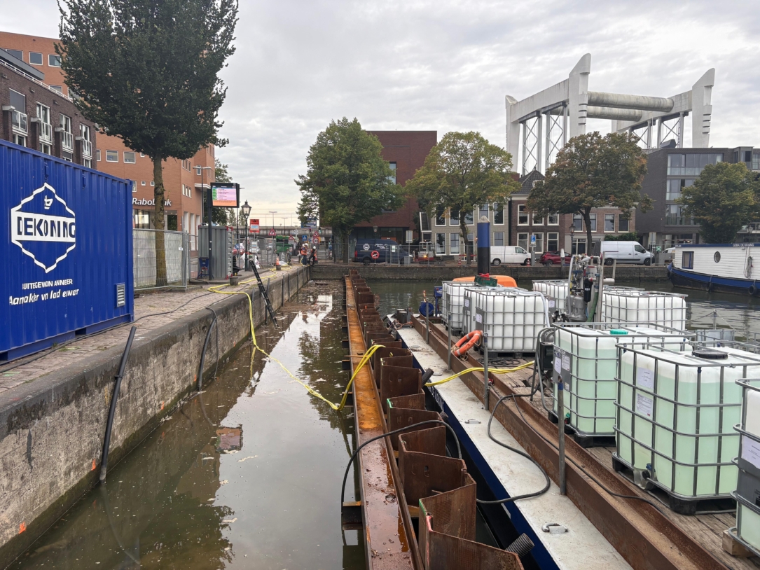 The hose was suspended from the pontoon up to the foaming gun at the top of the wall.