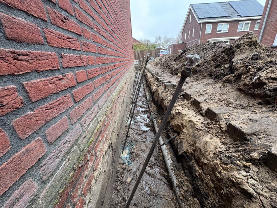 Lances for distributing the resin