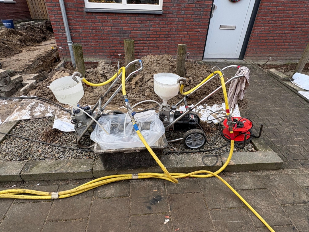 Resin and hardener is distributed through the hoses.